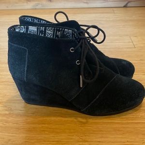 Tom’s black side wedges